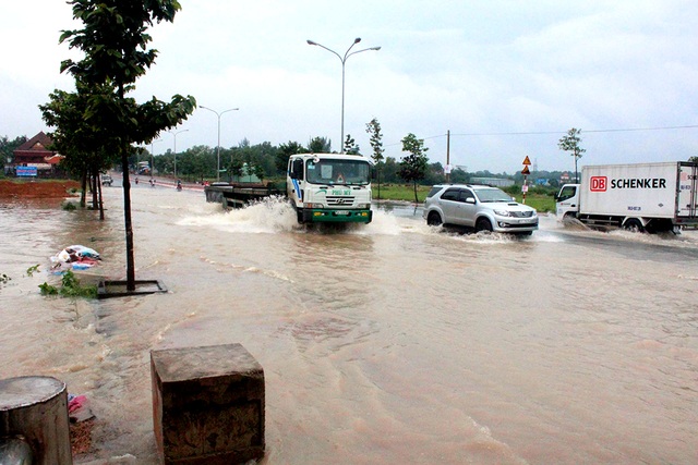 Hai thợ hồ lao xuống dòng lũ cứu một phụ nữ đang bị cuốn trôi - 3
Đoạn trũng nhất trên đường Nguyễn Thị Minh Khai bị ngập nặng, cũng tại vị trí này có một con suối nên mỗi khi có mưa thường tạo ra dòng nước chảy xiết.