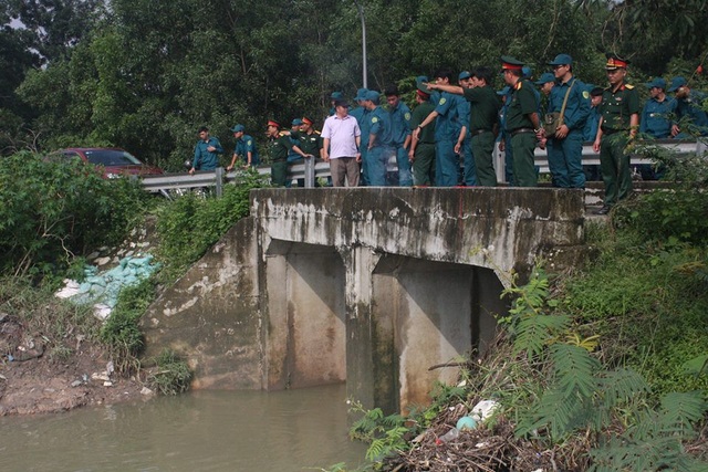 Huy động "người nhái" tìm kiếm bé trai bị cuốn xuống cống - 3 Khu vực công suối Nhum
