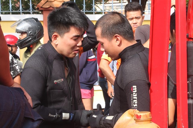 Huy động "người nhái" tìm kiếm bé trai bị cuốn xuống cống - 4 Huy động "người nhái" tìm kiếm bé trai bị cuốn xuống cống - 4