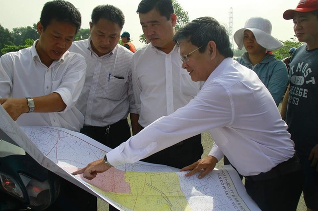 Huy động "người nhái" tìm kiếm bé trai bị cuốn xuống cống - 2 Lãnh đạo địa phương có mặt tại hiện trường triển khai phương an tìm kiếm bé trai mất tích dưới cống