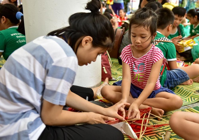 Trung thu Đồng Tháp giữa thủ đô Hà Nội - 6
Ngoài các tái hiện văn hoá Đồng Tháp, các trò chơi Trung thu dân gian vùng đồng bằng Bắc Bộ cũng được tổ chức. Trong ảnh, bé gái thử làm đèn ông sao...