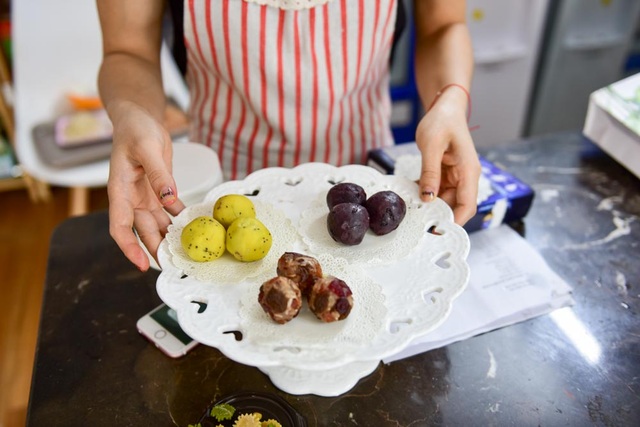 Đẹp lạ bánh Trung thu tạo hình thủ công phong cách Nhật Bản - 4
Nhân bánh có 3 loại là nhân trà xanh, nhân tranh leo và nhân đậu đỏ.