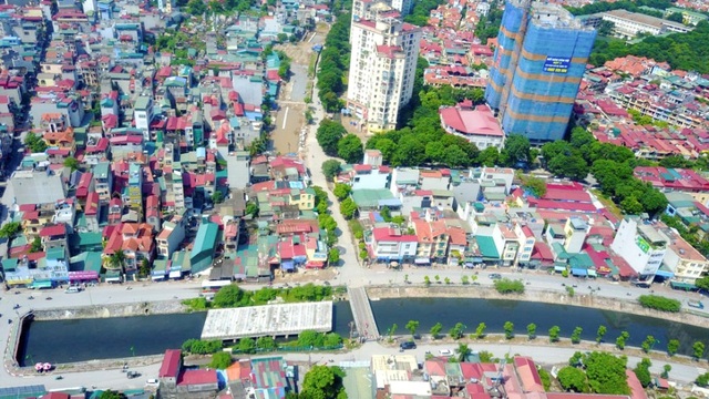 
Đường vành đai 2,5 từ Đầm Hồng tới Giáp Bát được thành phố Hà Nội phê duyệt xây dựng năm 2002 để giải tỏa áo lực giao thông cho khu vực Linh Đàm, thuộc địa bàn quận Hoàng Mai. Dự án được đầu tư 1.300 tỷ đồng cho chiều dài hơn 2km. Tuy nhiên đến nay sau 15 năm thi công, đường vẫn chưa hoàn thành.
