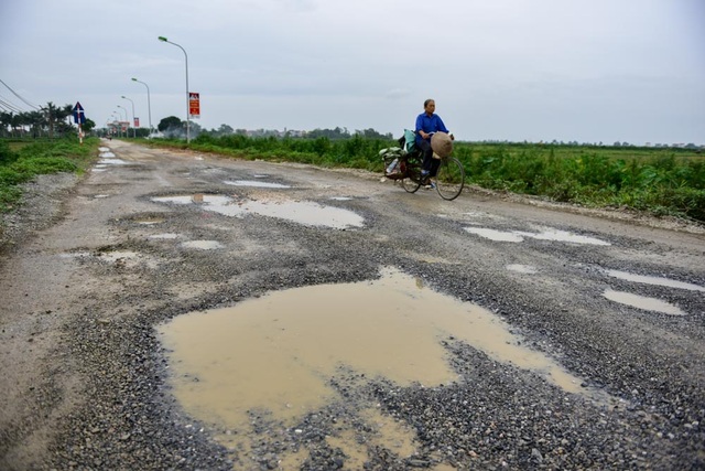 Hà Nội: Đường liên xã nham nhở, đọng vũng nước như ao - 2
Mặt đường nham nhở, đầy ổ gà, ổ voi.