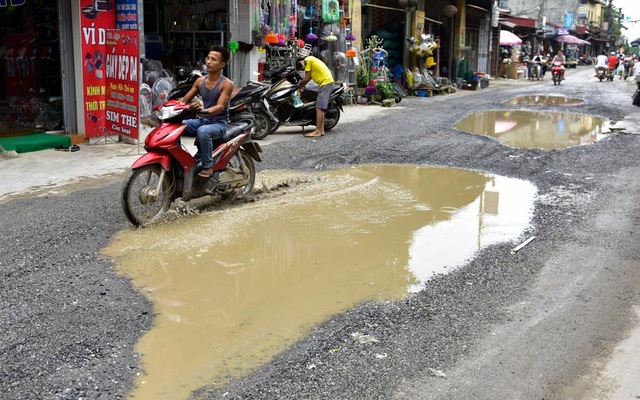 Hà Nội: Đường liên xã nham nhở, đọng vũng nước như ao - 10
Được biết, chính quyền địa phương đã lên kế hoạch chỉnh sửa đường vào đầu năm 2018. Theo đó, hệ thống cống thoát nước sẽ được xây dựng để giải quyết tình trạng ứ đọng nước mưa.