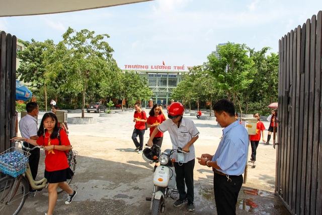 Các thế hệ thầy trò trường Lương Thế Vinh bàng hoàng trước tin thầy Văn Như Cương qua đời - 4
Mọi công việc ở trường vẫn được diễn ra như bình thường. (ảnh Toàn Vũ)