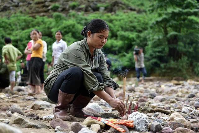 Hình ảnh huyện rốn lũ ở Hòa Bình bị tàn phá, cô lập hoàn toàn - 6
Người phụ nữ thắp hương cho người xấu số. Tới thời điểm hiện tại, huyện Đà Bắc tạm thống kê mưa lũ khiến 5 người chết, 5 người mất tích, 21 nhà bị sập hoàn toàn.