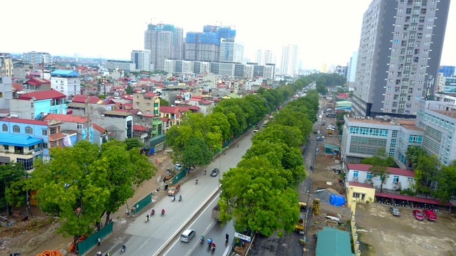 Hà Nội bắt đầu chặt hạ gần 1.300 cây xanh trên đường Phạm Văn Đồng - 1
Sáng 18/9, đơn vị quản lý dự án mở rộng đường vành đai 3 từ Mai Dịch đến cầu Thăng Long bắt đầu xử lý 1.289 xây xanh trên đường Phạm Văn Đồng để lấy mặt bằng thi công.