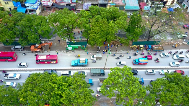 Hà Nội bắt đầu chặt hạ gần 1.300 cây xanh trên đường Phạm Văn Đồng - 11
Mở rộng đường vành đai 3 là dự án trọng điểm của Hà Nội nhằm giải quyết tình trạng ùn tắc giao thông, đồng thời tạo mặt bằng để Bộ GTVT xây dựng tuyến cầu cạn đường cao tốc trên cao đoạn từ Mai Dịch đến cầu Thăng Long.