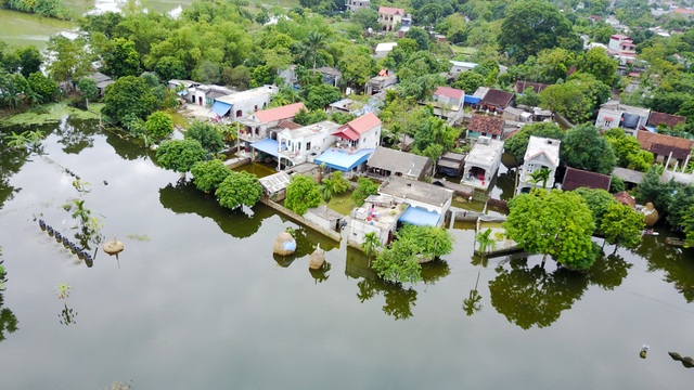 Gà vẫn ở trong nhà dân ngoại thành Hà Nội sau một tuần ngập lũ - 2
Ngày 19/10, khu dân cư ở thôn La Đồng (xã Hợp Tiến) vẫn mênh mông nước.