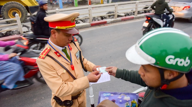 Hà Nội: Xe máy quay đầu bỏ chạy khi thấy CSGT trên đường Nghi Tàm - 1
Ngày 23/11, Báo điện tử Dân trí có bài phản ánh đường Nghi Tàm ùn tắc vì thi công cầu vượt An Dương, trong đó có nêu tình trạng nhiều xe máy không chấp hành phân luồng mới, cố tình đi ngược chiều gây nguy hiểm. Chiều 1/12, Đội CSGT số 2 (Công An TP Hà Nội) đã thực hiện việc kiểm tra, xử lý vi phạm để chấn chỉnh lại trật tự giao thông trên đoạn đường này.