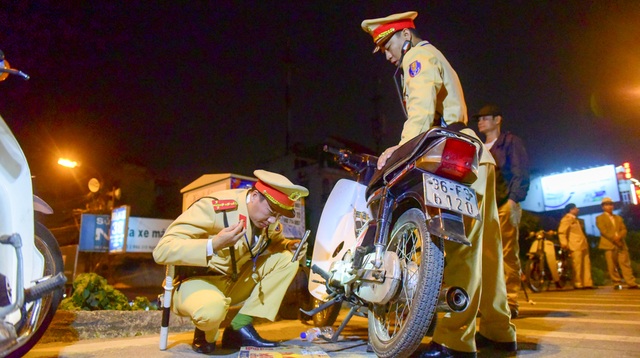 Hà Nội: Xe máy quay đầu bỏ chạy khi thấy CSGT trên đường Nghi Tàm - 9
Một số chủ phương tiện đã không xuất trình được các loại giấy tờ cần thiết, CSGT phải ghi số khung, số máy để lập biên bản tạm giữ xe.