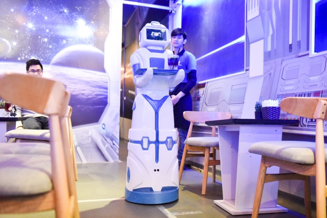 Nhóm bạn trẻ Việt chế tạo robot phục vụ quán cà phê - 2
Với ý tưởng nung nấu, vào tháng 3/2017, anh Phi cùng một nhóm bạn trẻ yêu chế tạo đã bắt tay vào việc làm chú robot phục vụ quán cà phê. Robot được đặt tên là Morta, mang ý nghĩa là một khẩu súng đại bác. Anh Phi giải thích: “Nhóm đặt tên như vậy để thể hiện niềm tin và hy vọng về một tương lai tốt đẹp hơn về ứng dụng công nghệ robot trong cuộc sống”.