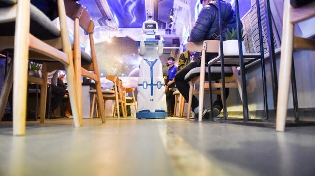 Nhóm bạn trẻ Việt chế tạo robot phục vụ quán cà phê - 6
Robot nặng hơn 20kg, cao 1m3, chi phí làm robot gần 200 triệu đồng.