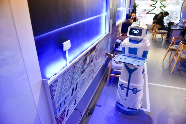 Nhóm bạn trẻ Việt chế tạo robot phục vụ quán cà phê - 10
Sau khi bê đồ cho khách, robot lại quay về vị trí chờ để sẵn sàng làm nhiệm vụ tiếp theo.