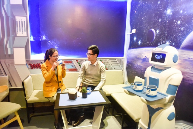 Nhóm bạn trẻ Việt chế tạo robot phục vụ quán cà phê - 11
Với khát khao phát triển công nghệ robot ứng dụng vào cuộc sống, anh Phi hi vọng robot của nhóm sẽ mang lại nguồn cảm hứng cho các bạn trẻ khác sáng tạo, tạp dựng các sản phẩm tự động hoá, Việt Nam sẽ thêm nhiều robot ứng dụng vào đời sống.