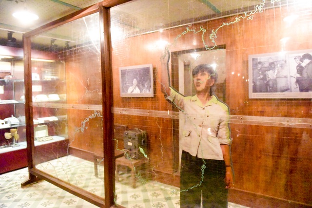 Bên trong hầm chỉ huy bí mật T1 trong chiến dịch "Điện Biên Phủ trên không" - 7
Hình ảnh mô phỏng tiêu đồ viên trong kíp trực, đeo tai nghe và xác định tọa độ chính xác máy bay B52 của địch.