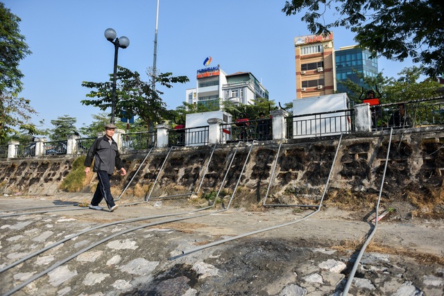 Hà Nội: Người dân hào hứng thử nghiệm xe đạp lọc nước bên hồ Hoàng Cầu - 6
Các đường ống nước được nối dẫn từ lòng hồ lên hệ thống lọc.