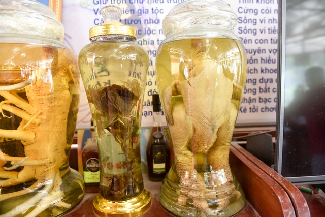 Người đàn ông lưu giữ hai bình rượu ngâm gà Đông Tảo quý hiếm - 7
“Phải dùng rượu 70 độ vì thịt gà dày, ngâm như thế mới bảo quản được con vật”, ông Vết giải thích. Để ngâm được con gà hơn 6kg, ông phải dùng tới bình thủy tinh 25 lít.