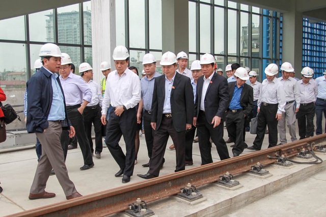 Đầu tàu đặc biệt chạy thử đường sắt trên cao Cát Linh - Hà Đông - 2
Thứ trưởng Bộ Giao thông Vận tải Nguyễn Ngọc Đông cùng đoàn chuyên môn của Quốc hội đã kiểm tra thực tế tuyến đường sắt.
Theo công bố của các đơn vị thực hiện dự án, đường sắt trên cao Cát Linh - Hà Đông có thiết kế hiện đại, sự dụng công nghệ tiên tiến như trụ cầu đúc hẫng lớn, đường ray không ballast, ray tiếp xúc kiểu nhận điện bên dưới…