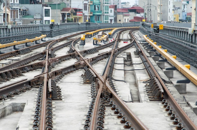 Đầu tàu đặc biệt chạy thử đường sắt trên cao Cát Linh - Hà Đông - 3
Đến nay, dự án đã hoàn thành trên 95% khối lượng. Phần công việc còn lại là hoàn thiện, chỉnh sửa lần cuối cửa đi, cửa sổ, lan can, trần treo, lối ra vào... Thiết bị cũng đã lắp đặt được trên 70% khối lượng.
