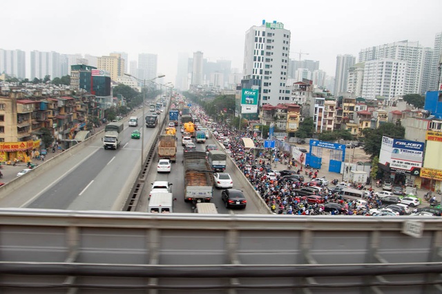 Đầu tàu đặc biệt chạy thử đường sắt trên cao Cát Linh - Hà Đông - 10
Đoàn tầu chạy qua đoạn ngã tư Nguyễn Trãi, nơi có tới 4 tầng đường giao cắt.
