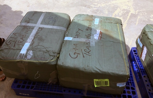 Hà Nội: Phát hiện vụ vận chuyển hơn 300kg ngà voi qua đường hàng không - 1 Số ngà nghi là ngà voi được đóng gói, vận chuyển qua đường hàng không. (Ảnh: cơ quan chức năng cung cấp)