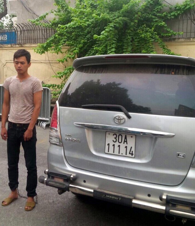 Trộm ô tô ở Tuyên Quang, lái về Hà Nội để tiêu thụ thì bị bắt - 1 Đối tượng Tấn cùng chiếc xe tang vật.