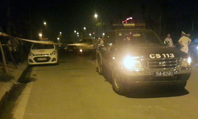 Hà Nội: Thanh niên cứa cổ tài xế taxi lúc nửa đêm - 2 Cảnh sát phong tỏa hiện trường, phục vụ công tác khám nghiệm.