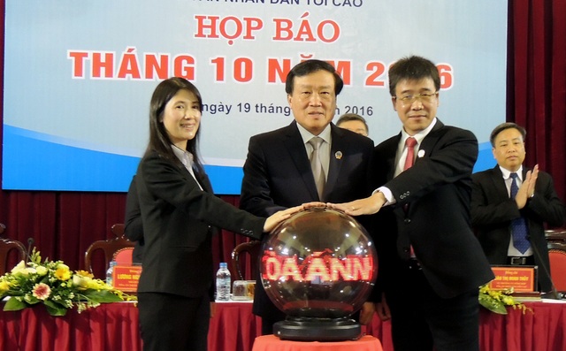 Ra mắt trang tin điện tử về án lệ của TAND tối cao - 1 Lãnh đạo TAND tối cao bấm nút ra mắt trang tin điện tử về án lệ.