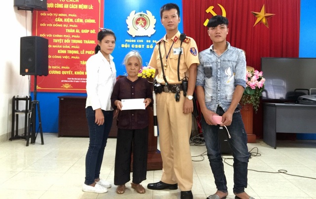 Cụ bà đi lạc từ Thanh Hóa ra Hà Nội - 2 Hai cháu nội cụ Huệ vui mừng khi tìm được bà.