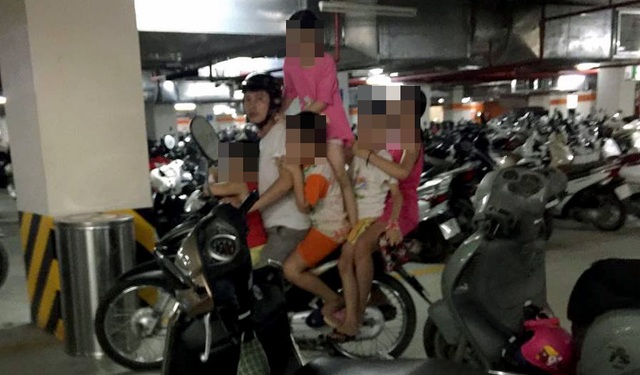 Xe máy “kẹp 6” lưu thông trên phố Hà Nội - 1 Chiếc xe máy kẹp 6 xuất phát từ hầm gửi xe khu đô thị Time City.