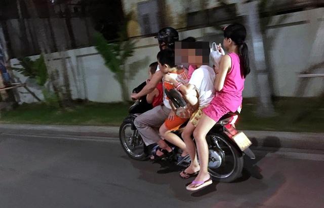 Xe máy “kẹp 6” lưu thông trên phố Hà Nội - 2 Hình ảnh khiến nhiều người giật mình lo lắng về sự an toàn của các cháu nhỏ.