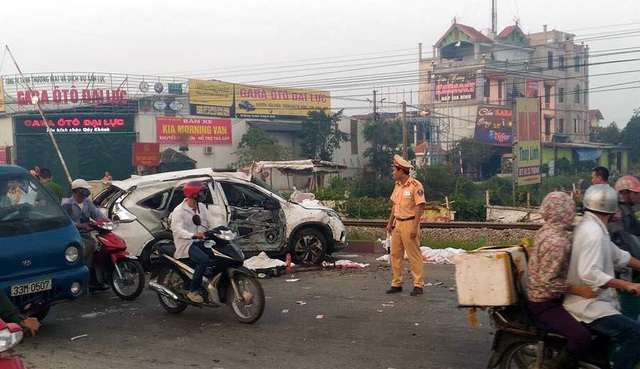 Hà Nội: Tàu hỏa tông ô tô, 5 người tử vong, 2 người nguy kịch - 3
Chiếc ô tô màu trắng bị tông nát bét.
