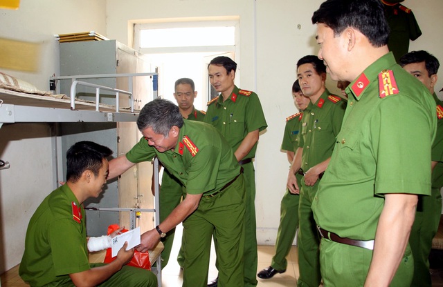 Hà Nội: Khởi tố vụ cháy quán karaoke khiến 13 người tử vong - 2 Lãnh đạo UBND TP Hà Nội và lãnh đạo Cảnh sát PCCC Hà Nội thăm hỏi, động viên 2 chiến sĩ bị thương trong quá trình chữa cháy.