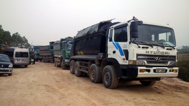 Khai thác trái phép hàng triệu mét khối đất sát sân bay Nội Bài - 4 Nhiều xe tải chở đất bị tạm giữ để làm rõ.