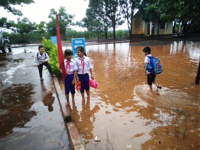 Mưa như trút nước, học sinh khai giảng... trong lớp - 1 Cơn mưa lớn kéo dài khiến sân trường ngập nước.