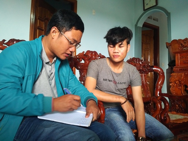 Thông tin chính thức vụ lâm tặc chém chết bảo vệ rừng trong đêm - 1 Anh Huy (bên phải) kể lại sự việc với báo chí