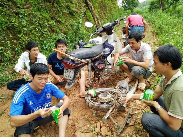 Thầy giáo gãy xe, lội suối… cõng học sinh đến trường khai giảng - 4 Các thầy giáo nhai tạm mì tôm sống trong khi chờ người đến sửa xe