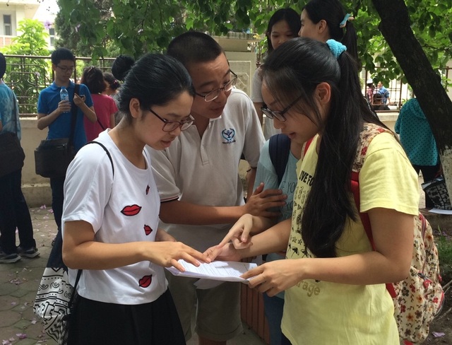 Hà Nội: Nhiều trường lúng túng vì lịch kiểm tra học kì lớp 12 đột ngột thay đổi - 1 Một số giáo viên và học sinh lo lắng vì phương thức kiểm tra học kì I của lớp 12 đột ngột thay đổi (ảnh minh họa)