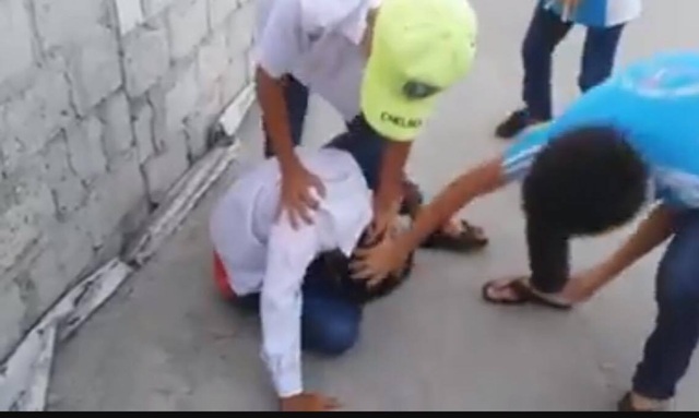 Học sinh bị đánh tập thể vì thiếu 5 nghìn đồng nộp tô cho bạn ăn sáng ở Hải Dương (ảnh từ clip)