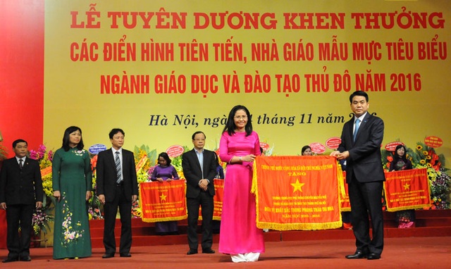 Mong muốn tất cả thầy cô giáo đều là “nhà giáo ưu tú” trong lòng mỗi học trò - 2 Chủ tịch UBND TP Hà Nội Nguyễn Đức Chung tặng cờ thi đua Chính phủ cho các đơn vị có thành tích xuất sắc. (Ảnh: KTĐT)