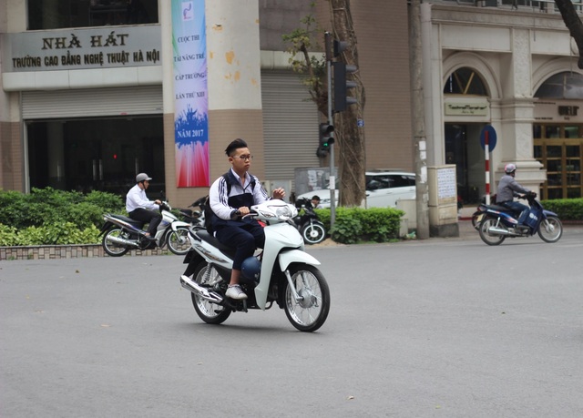 Hà Nội: Học sinh đầu trần, mũ treo xe, vô tư phạm luật giao thông - 1 Học sinh không những điều khiển xe gắn máy khi chưa đủ tuổi mà còn không đội mũ bảo hiểm khi tham gia giao thông.(Ảnh chụp vào ngày 7/4/2017 tại ngã tư giao 2 đường Hai Bà Trưng và Phan Chu Trinh)