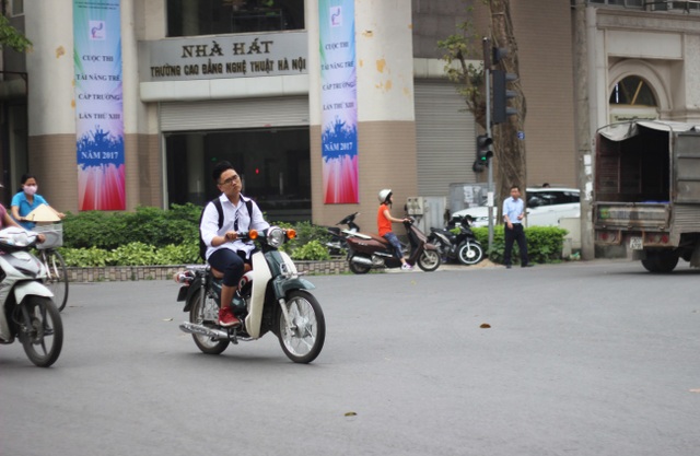 Hà Nội: Học sinh đầu trần, mũ treo xe, vô tư phạm luật giao thông - 3 Những học sinh này có mang theo mũ bảo hiểm nhưng không đội, cũng không bị xử phạt. Thậm chí còn có thái độ nghênh ngang khi tham gia giao thông.(Ảnh chụp vào ngày 7/4/2017 tại ngã tư giao 2 đường Hai Bà Trưng và Phan Chu Trinh)