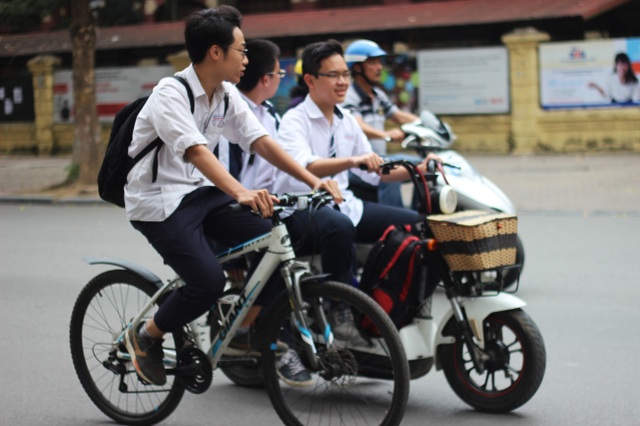 Hà Nội: Học sinh đầu trần, mũ treo xe, vô tư phạm luật giao thông - 6 Khoản 2, Điều 31, Luật Giao thông đường bộ năm 2008 quy định: “Người điều khiển, người ngồi trên xe đạp máy phải đội mũ bảo hiểm có cài quai đúng quy cách.” Tuy nhiên, rất nhiều học sinh đi xe đạp điện (xe đạp máy) vẫn hồn nhiên không đội mũ bảo hiểm.(Ảnh chụp vào ngày 7/4/2017 trên đường Hai Bà Trưng)