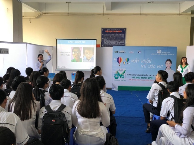Cận thị học đường: thực trạng đáng báo động - 2 Bác sĩ tư vấn về nguyên nhân và cách phòng ngừa cận thị học đường cho các em học sinh