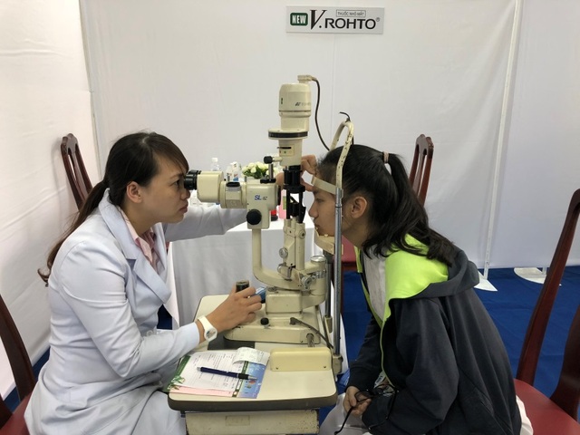 Học sinh đang được kiểm tra mắt trong chương trình Chăm Sóc Mắt Học Đường 2018