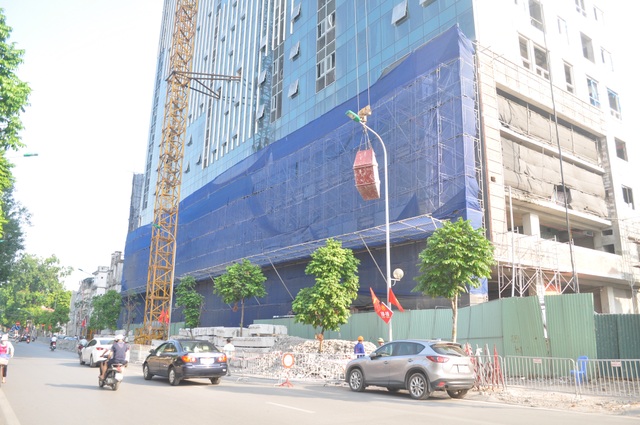 Hà Nội lập phương án phá dỡ mặt tiền tòa nhà 8B Lê Trực - 1 Hà Nội đang tính toán các phương án phá dỡ giai đoạn 2 phần vi phạm tại tòa nhà 8B Lê Trực