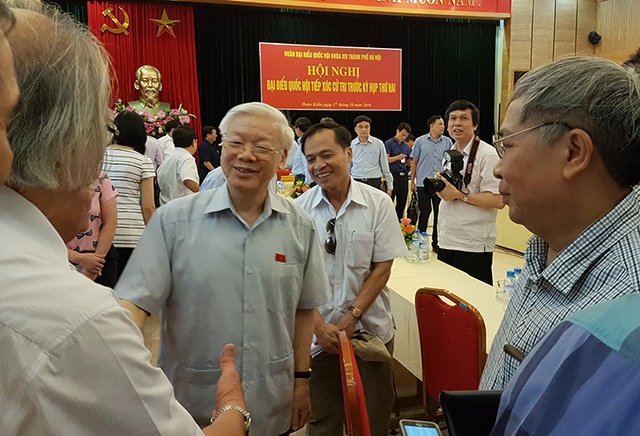 Tổng Bí thư: “Phải nhốt quyền lực vào trong lồng quy chế lập pháp” - 2 Tổng Bí thư Nguyễn Phú Trọng trao đổi với cử tri quận Hoàn Kiếm bên lề hội nghị
