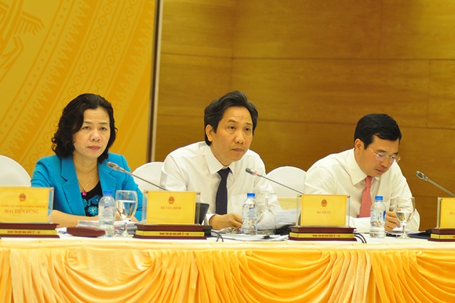 
Thứ trưởng Bộ Nội vụ Trần Anh Tuấn (ngồi giữa) cho biết, Bộ này đã lập đoàn thanh tra đột xuất làm rõ những vấn đề bổ nhiệm cán bộ tràn lan mà dư luận phản ánh.
